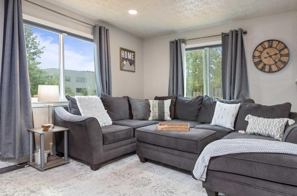 Bayshore - Klatt House | Updated Townhome Near Airport and Shopping!