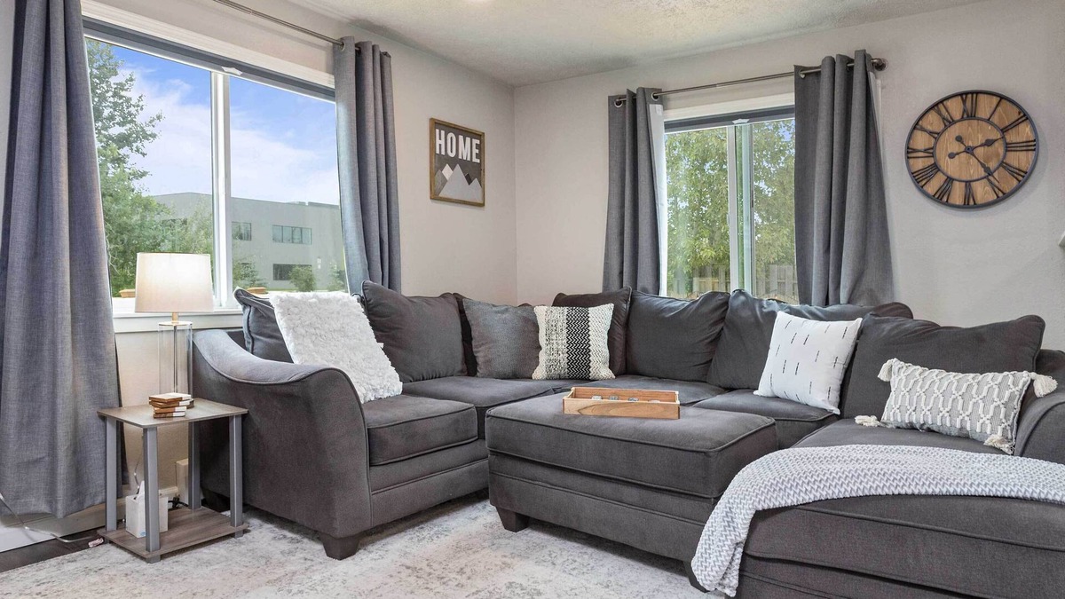 Bayshore - Klatt House | Updated Townhome: Near Airport & Shopping!