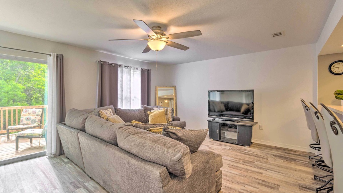 Valparaiso House | Updated Townhome w/Deck ~ 12 Mi to Beaches!