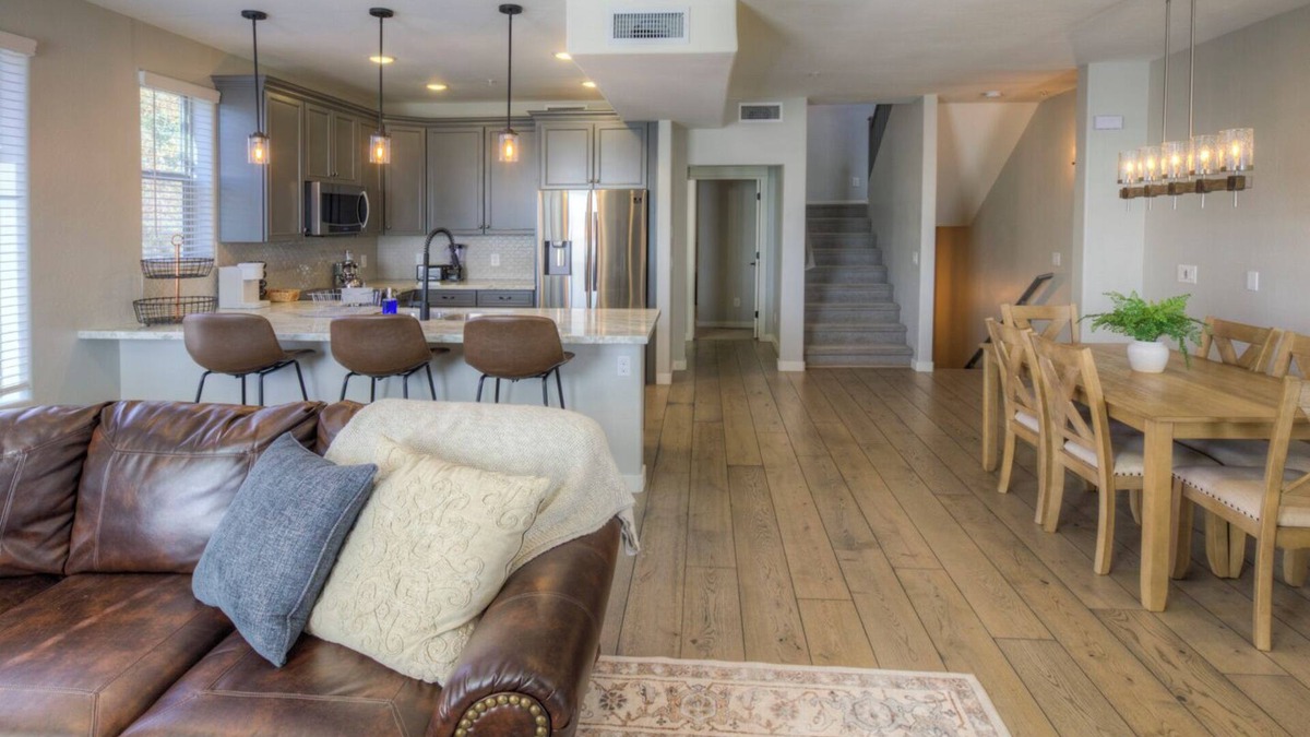 Chandler House | Updated Townhouse Pool & Hot Tub