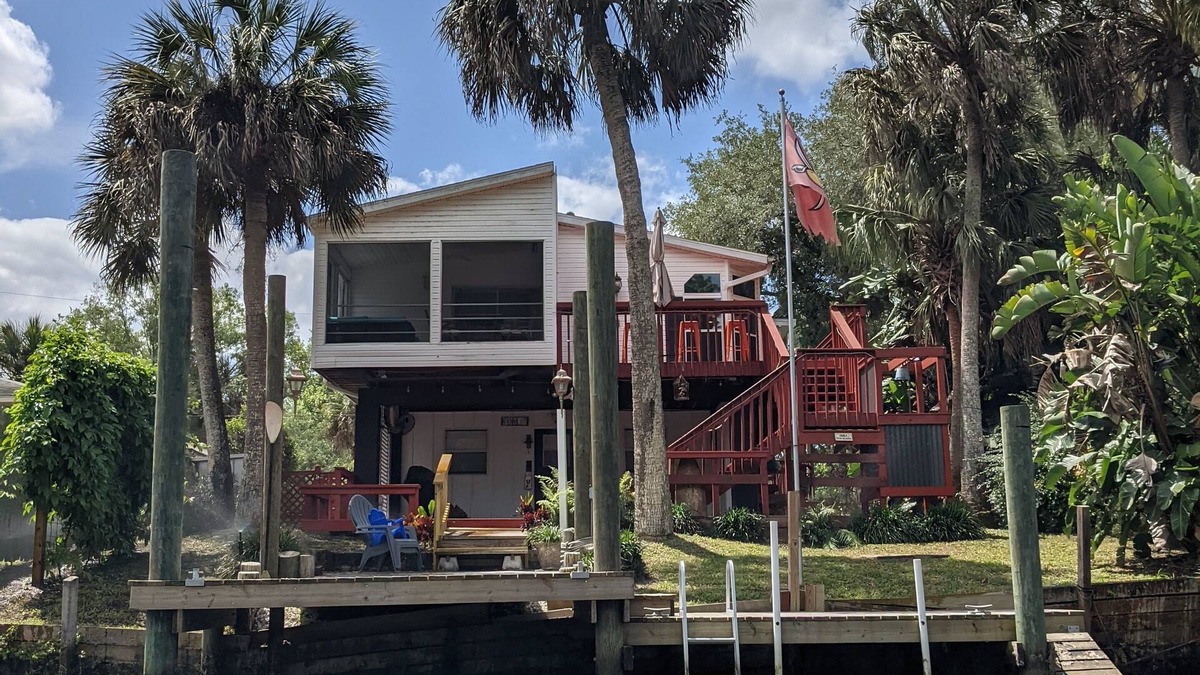Weeki Wachee Gardens House | Updated waterfront home, great manatee viewing, dock, 5 minute paddle to river!
