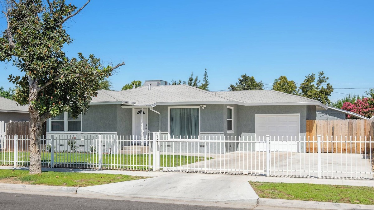 Fresno House | Upgraded 2Bed/1B on Quiet Street w. Easy Access to US99