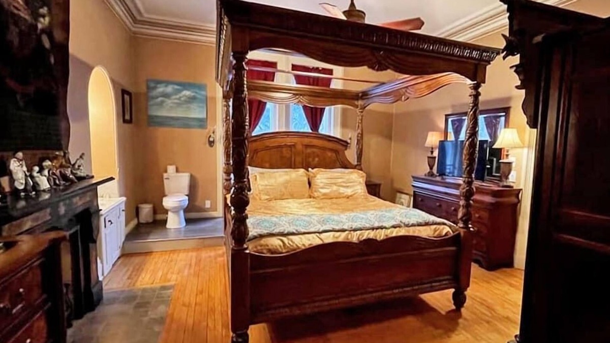 Central Business District Bed & Breakfast | Upjohn House Inn