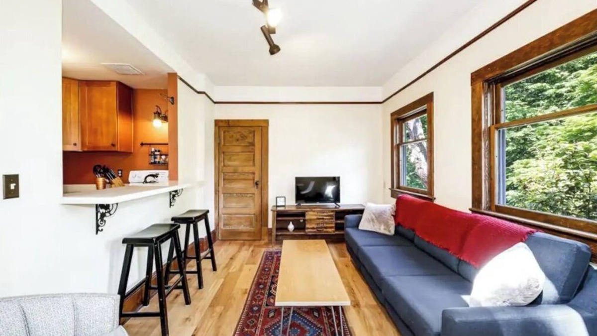 Phinney Ridge Apartment | Upper Apartment in Classic Craftsman Home Duplex