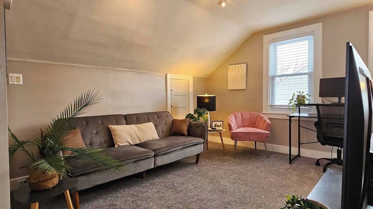 Ferndale Apartment | Upper Unit Apartment with 2 Bedrooms - Workspace -Walk to Downtown Ferndale