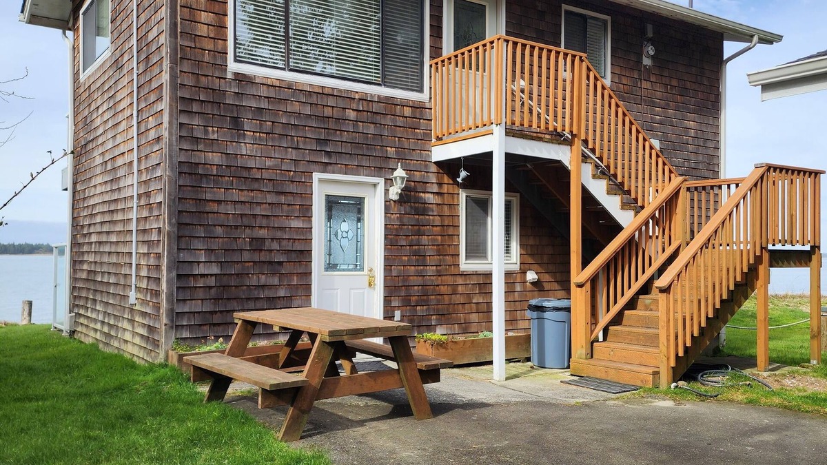 Coos Bay Apartment | Upper Water front Condo