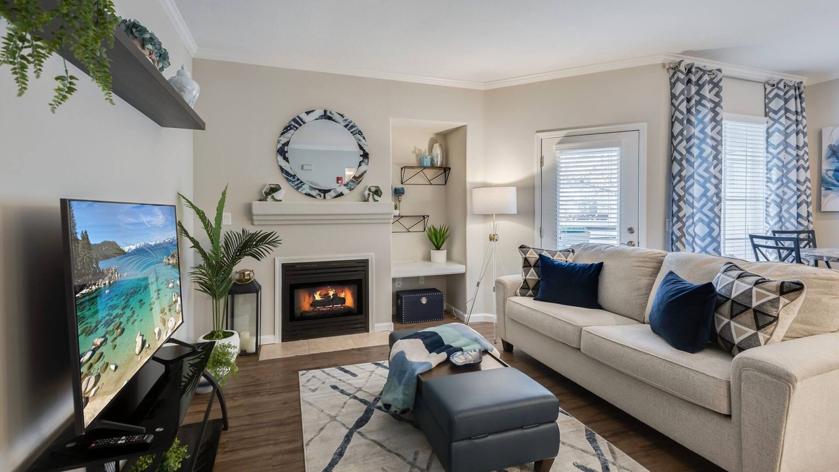 Roseville Apartment | Upscale 2/2 Home in Roseville With Private Garage