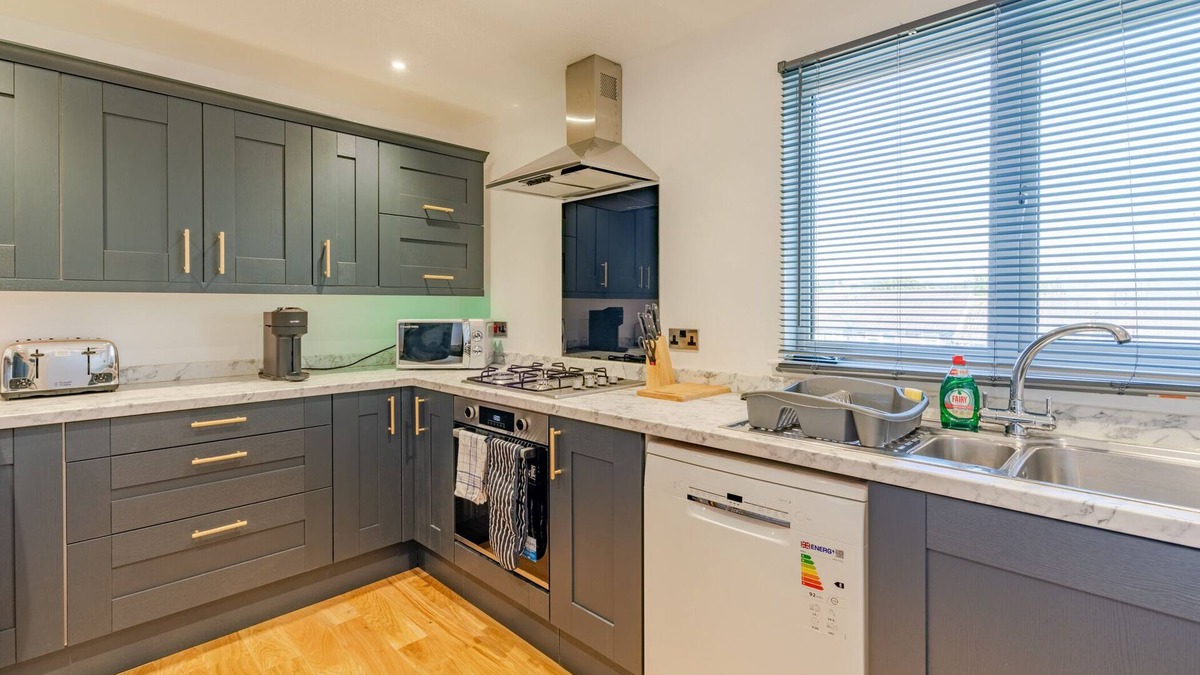Newport Apartment | Upscale 2-Bed & Bath Flat in Newport