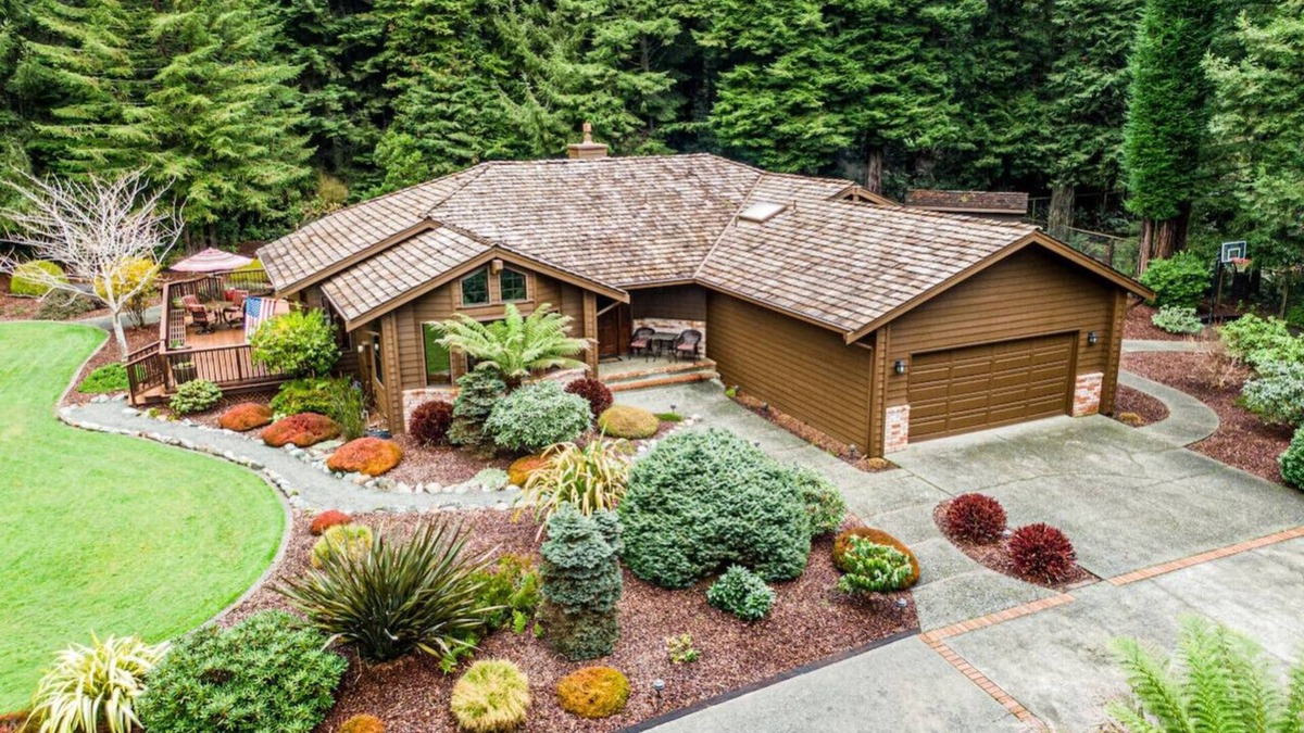 Arcata House | Upscale 3 bdm near Cal Poly, Redwoods, Deck, BBQ