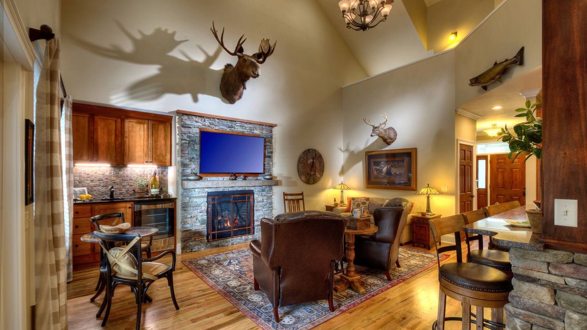 Skaneateles House | Upscale Adirondack inspired Evan's Lodge - Skaneateles-1.5 mile drive to Village