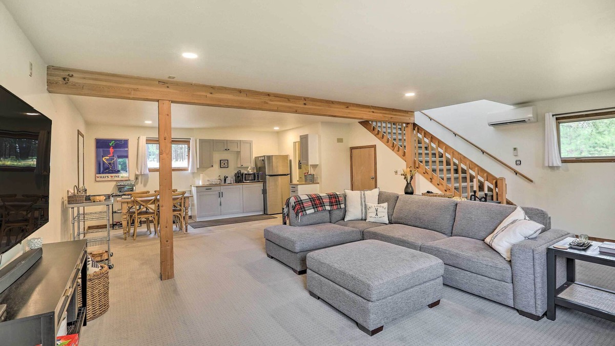 Bend Cabin | Upscale Bend Barn w/Deck - Close to Trails!