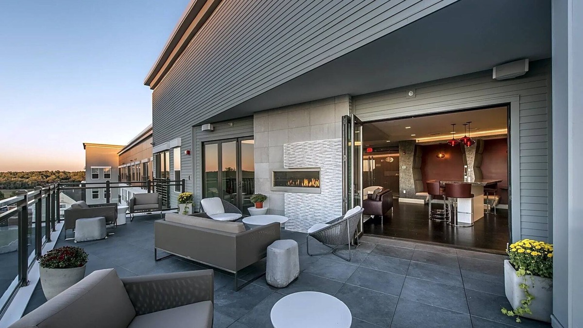 Burlington Apartment | Upscale Burlington 2BR w/Gym & W/D, nr Dining & Shops, by Blueground