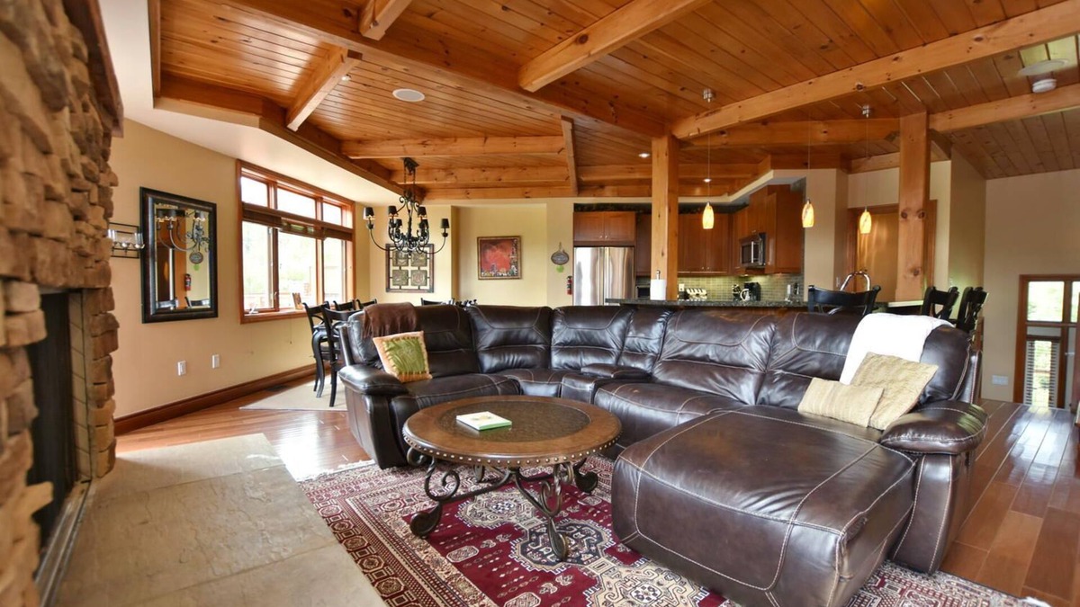Craigleith Ski Chalet | Upscale chalet with private hot tub . Five minutes to blue mountain village .