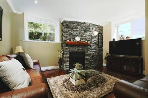 Saanich House | Upscale Character Home with Luxurious Amenities