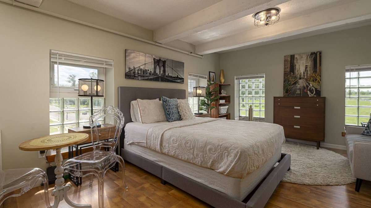 Carbondale Hotel | Upscale Designer Studio Across from SIUC Campus