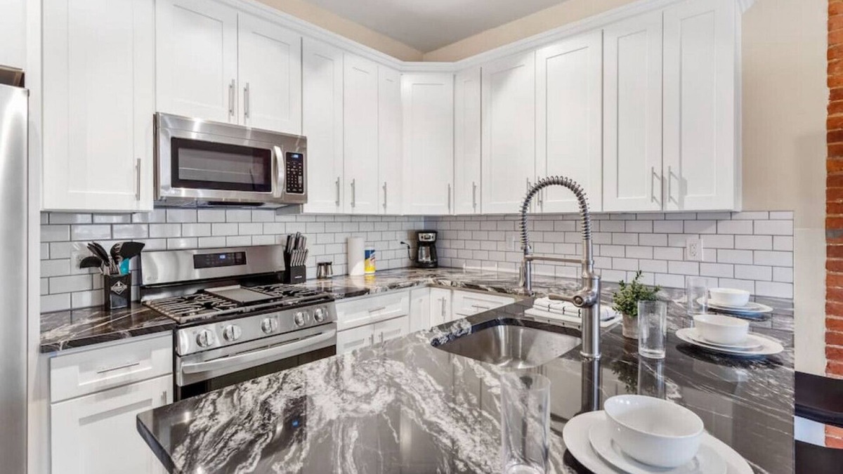 Shadyside Apartment | Upscale Double King Bed Suite ~ Steps from Walnut!