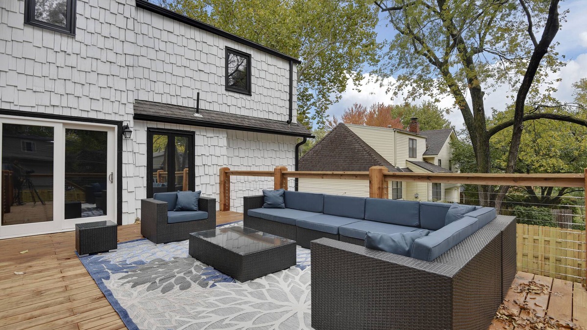 Overland Park House | ★Upscale Home★Best Deck/Patio in KC★DreamLux Beds★Gated Driveway★
