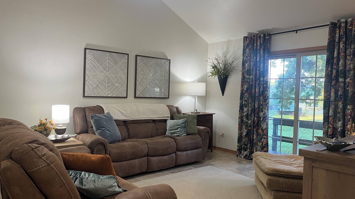 Spiro House | Upscale home with high end furnishings and memory foam king bed. 2 car garage