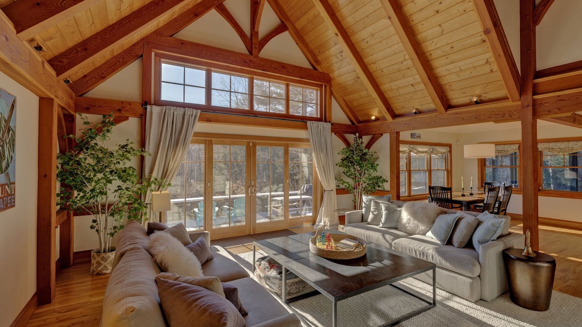 Mount Sunapee Ski Chalet | Upscale luxury 5 Bedroom Sunapee retreat 3 min from Lake and Mountain + Jacuzzi
