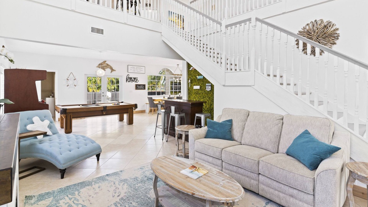 Miami Springs House | UPSCALE MANSION IN THE HEART OF MIAMI WITH POOL