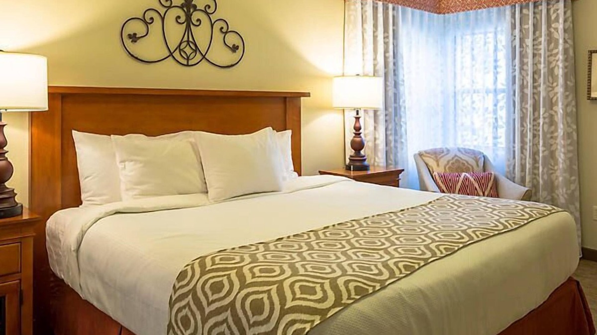 Cibola Vista Resort | UpScale Resort with Outdoor Heated Pool with a waterslide and a poolside bar, tennis court and gym