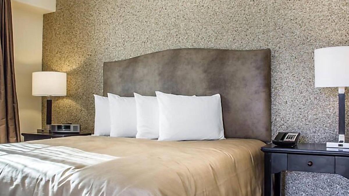 Cibola Vista Resort | UpScale Resort with Outdoor Heated Pool with a waterslide and a poolside bar, tennis court and gym