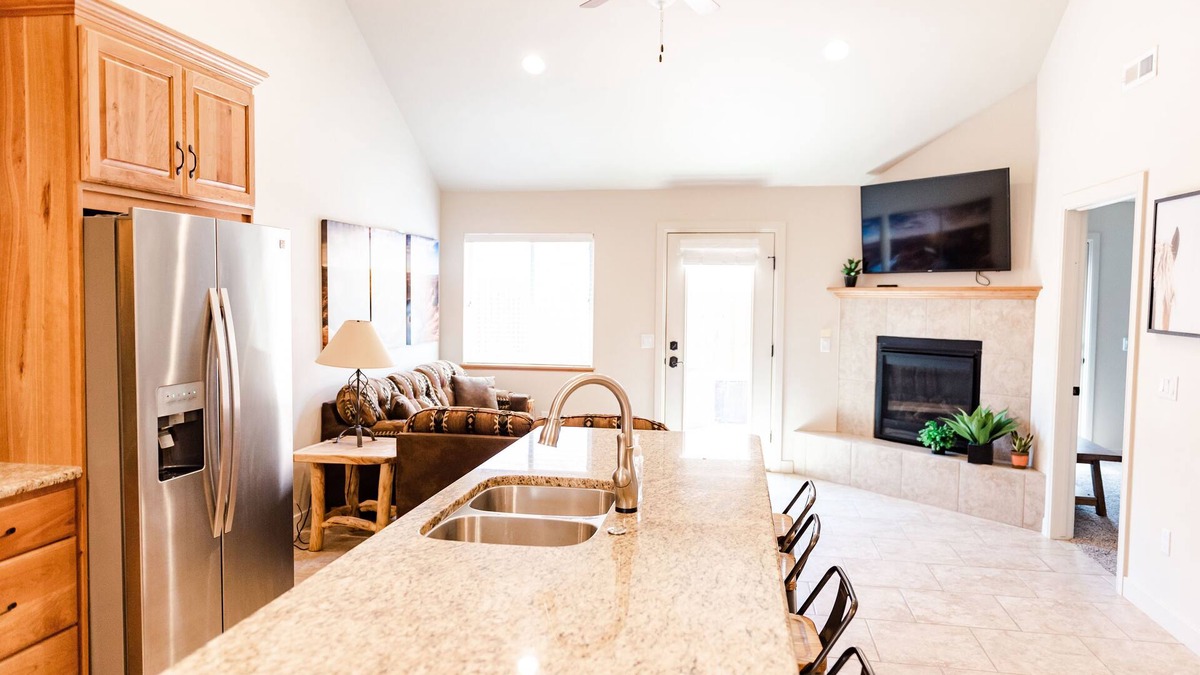 Moab South Valley Condo | Upscale Rustic Condo with Private Hot Tub, Fiber internet and 2 car Garage
