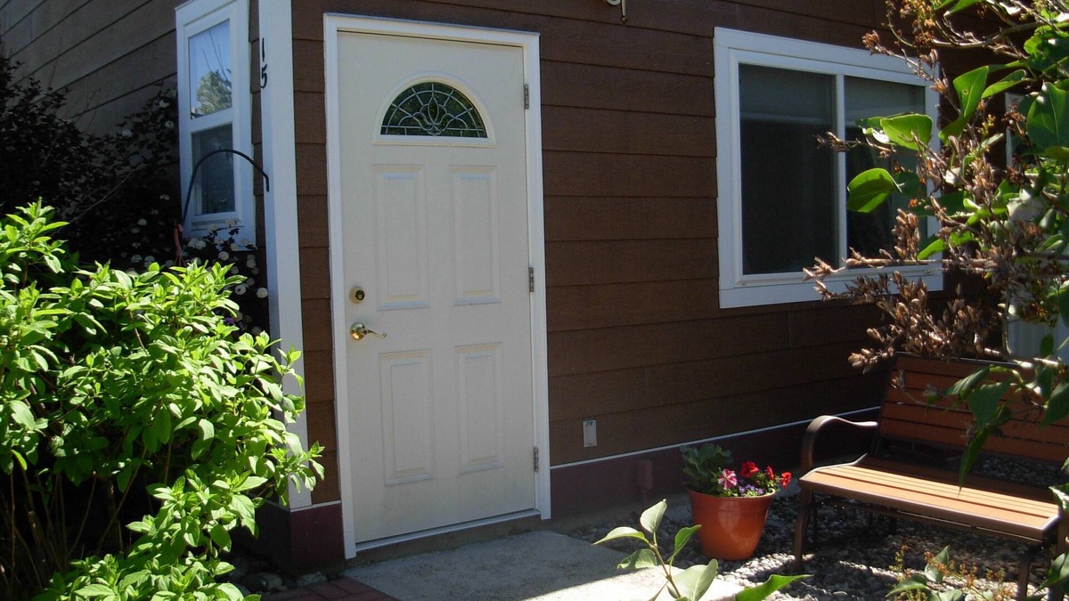 Bozeman House | Upstair 1 bed apt on an acre with mountain views. Minutes from Bozeman Airport.