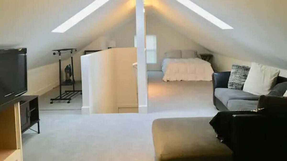 The Egyptian Apartment | Upstairs unit in a cozy 4 studio home