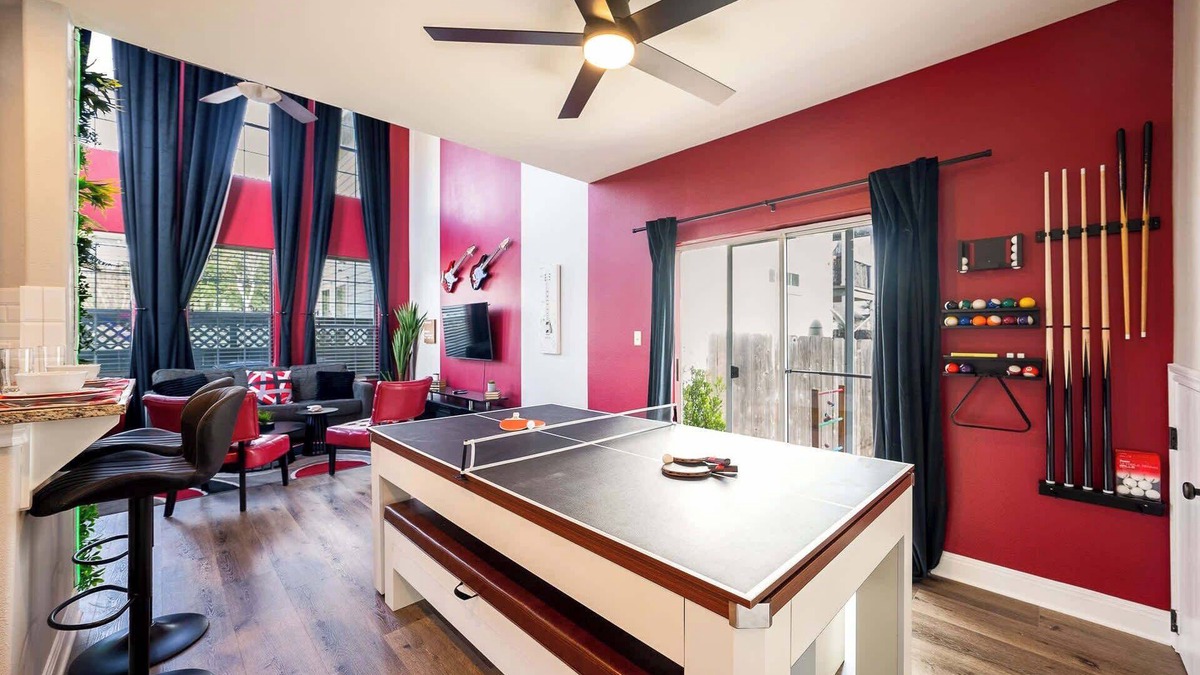 Govalle House | Upstay: Spacious 2-Home Duplex in Govalle for 18