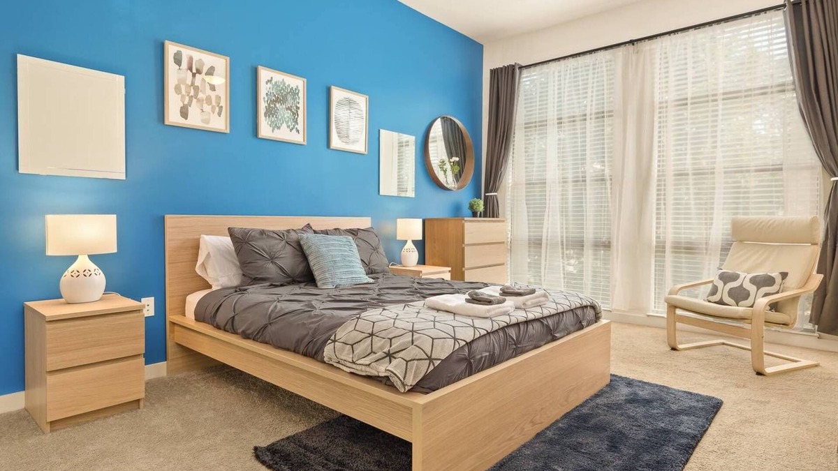 First Ward Apartment | Uptown 1st Ward | Walk Everywhere | Apple TV-Wifi