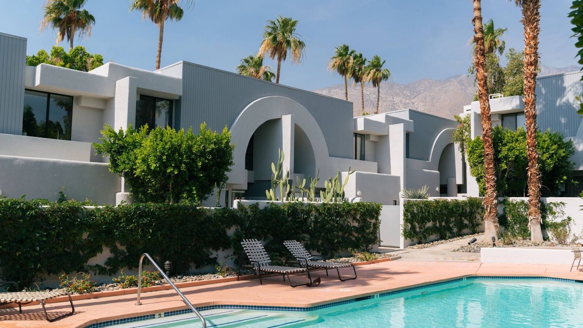 Vista Las Palmas Condo | Uptown Las Palmas Condo w/Pool + Hot Tub for Monthly Rentals
