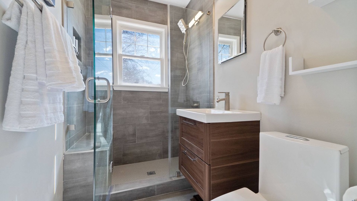 Wesley Heights House | Uptown travellers favorite/Free airport pick-up/Car available/Pets welcome