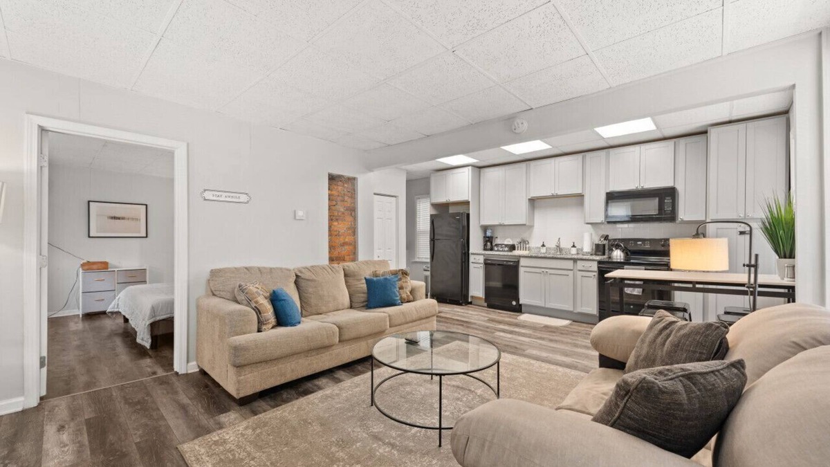 Detroit - Shoreway Apartment | Urban Art Escape in Gordon Sq. W/King Size Bed