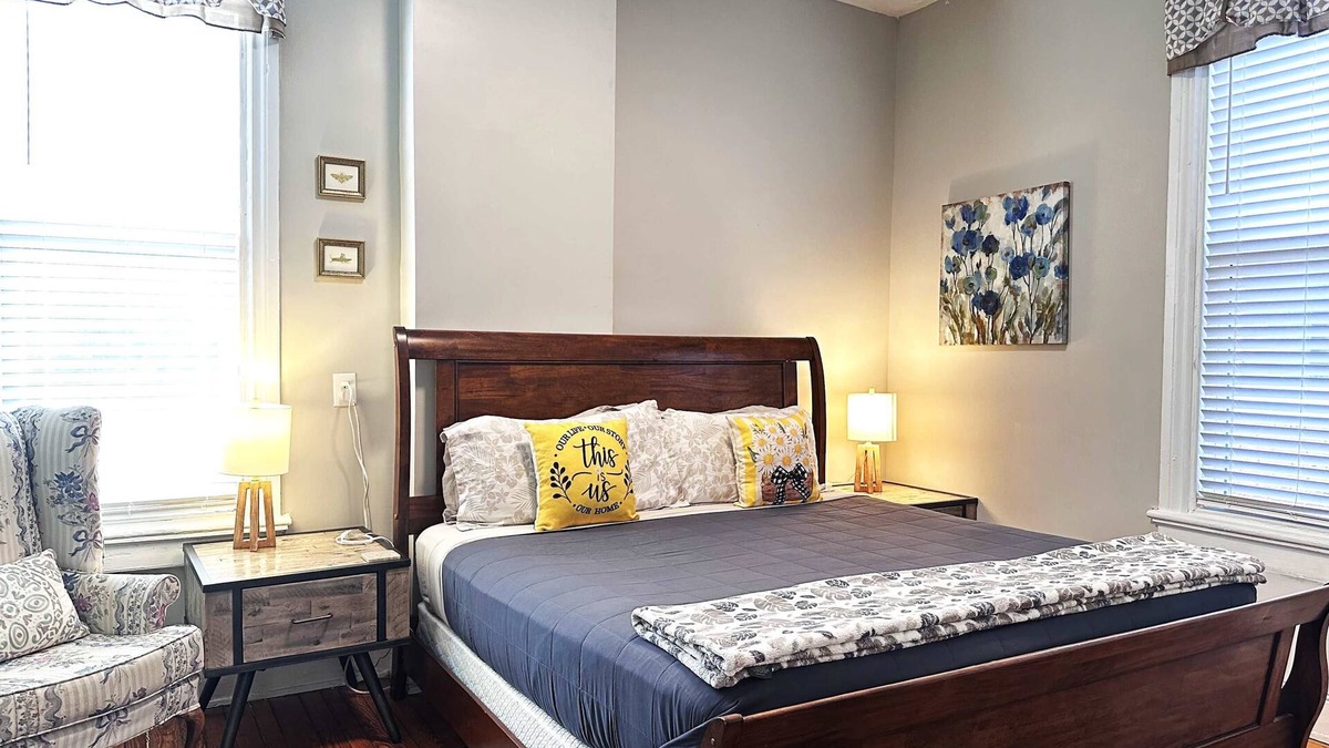 Richmond Apartment | Urban Bloom/King Bed/2TVs/Free Parking/Museums