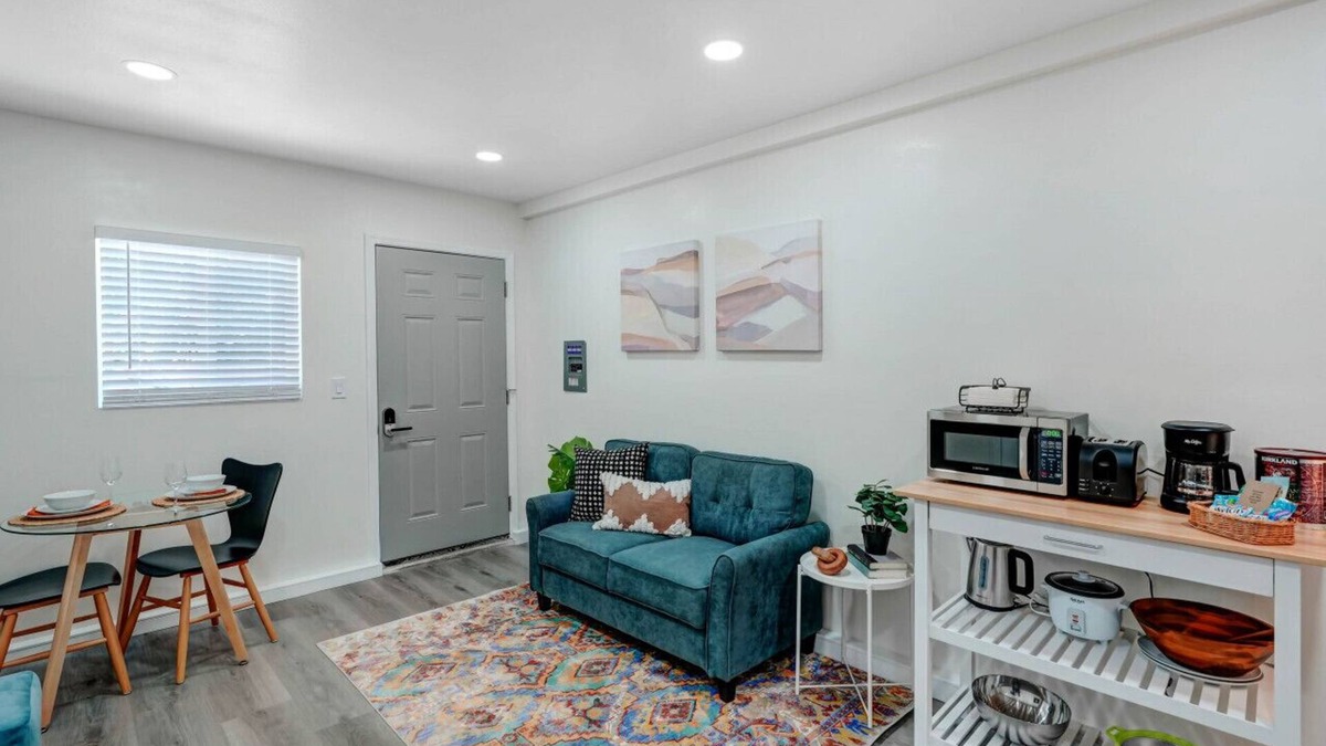 San Gabriel House | Urban Chic Hideout: King Bed, Widescreen TV, and Gourmet Kitchen - Explore the Heart of San Gabriel in Comfort!