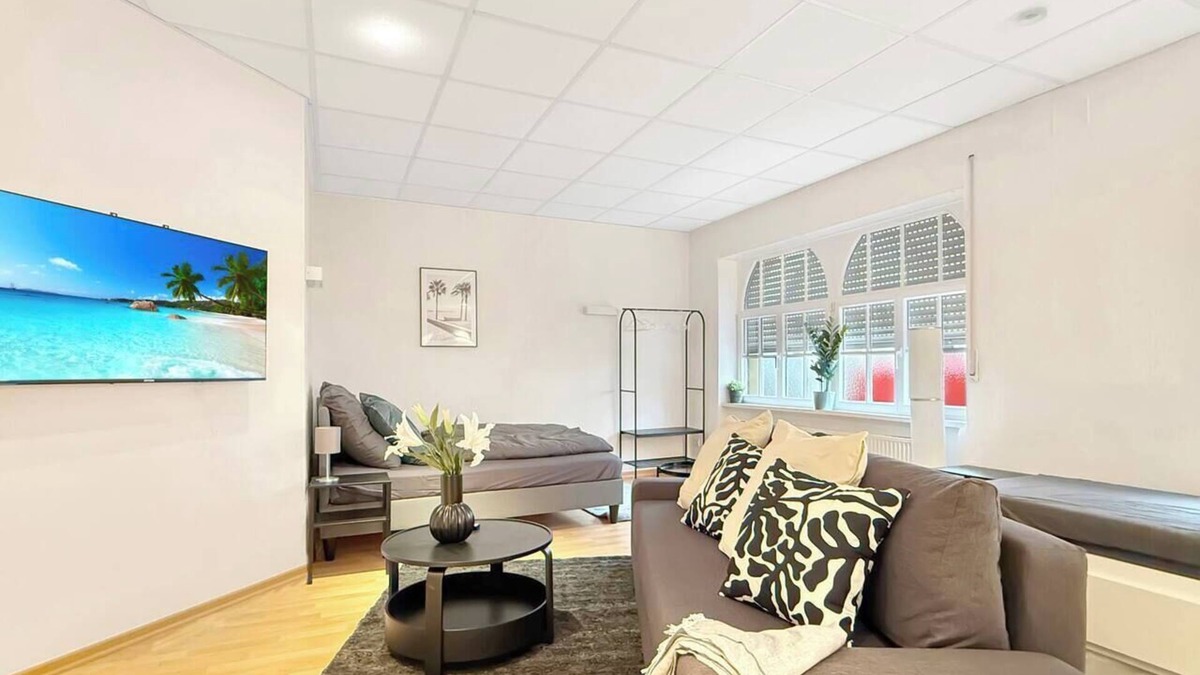 Gaisburg Apartment | Urban Chic | Sleeps 5 | Balcony