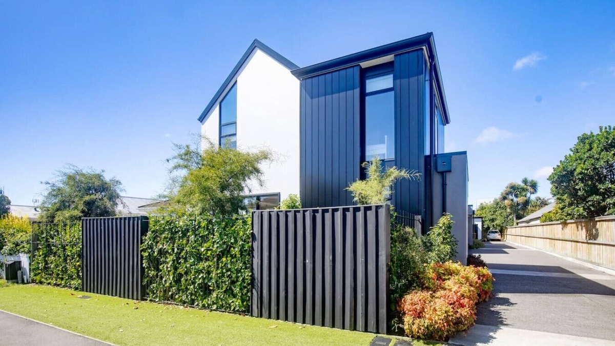 Sherborne Street House | Urban Comfort 3BR with Garage and Close to City Centre