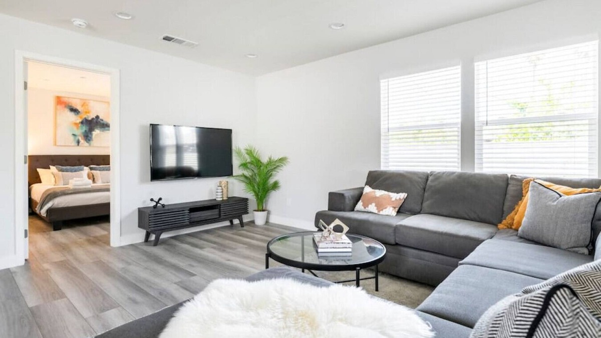 Alhambra House | Urban Comfort Back House: w/Stylish 2-Bedroom, 2-Bath Oasis with High-Speed Connectivity and Secure Parking.