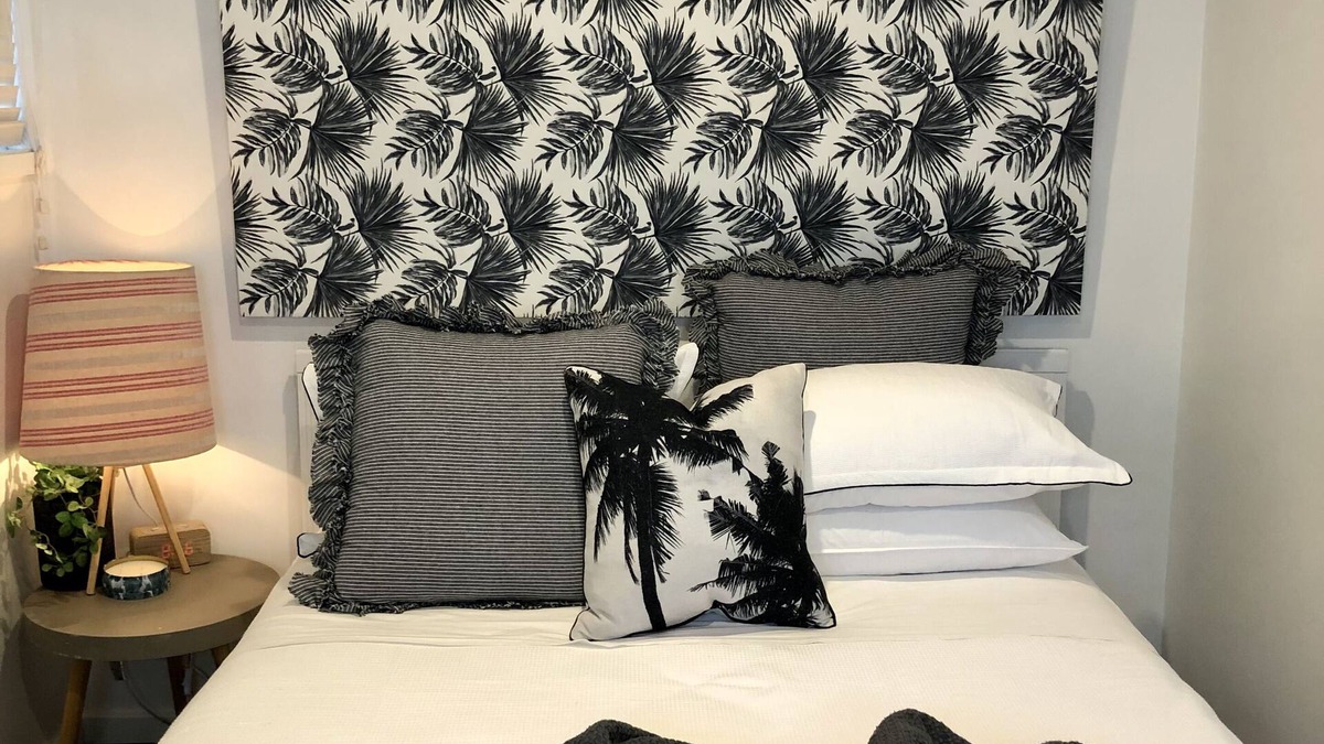 Allambie Heights Apartment | Urban Escape, cosy little getaway, bright and sunny with private deck.