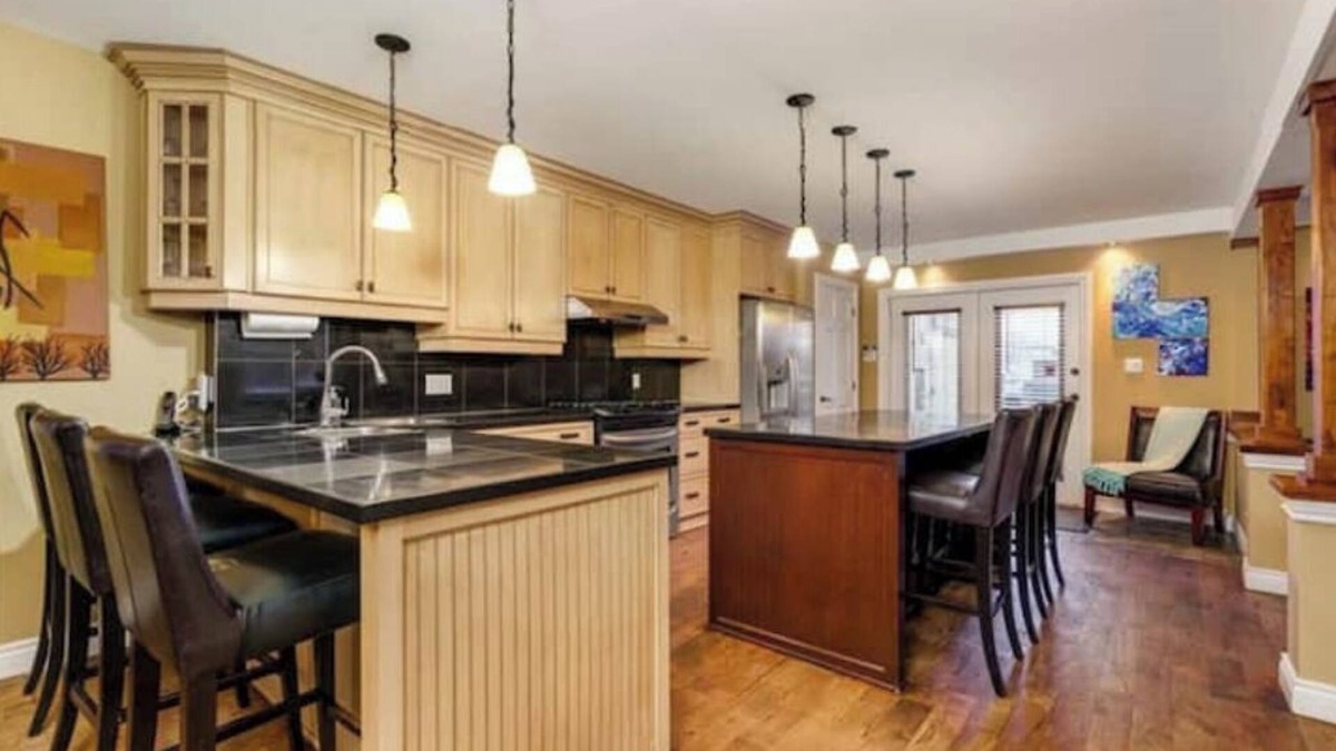 Cornwall Apartment | Urban Oasis: 4BR Rooftop Retreat With Hot Tubnn