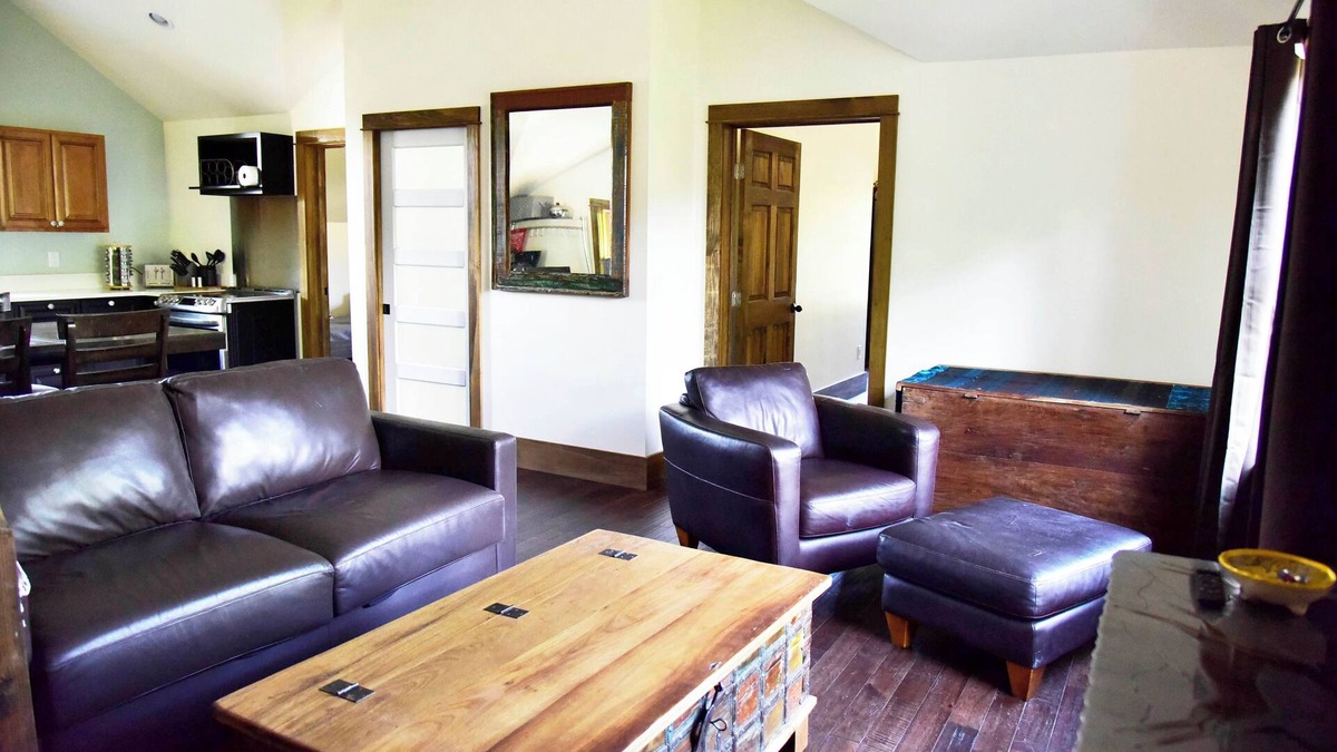 Sunnyside Cottage | Urban Oasis Guesthouse: with Hot Tub & Firepit, Highlands, sleeps 8