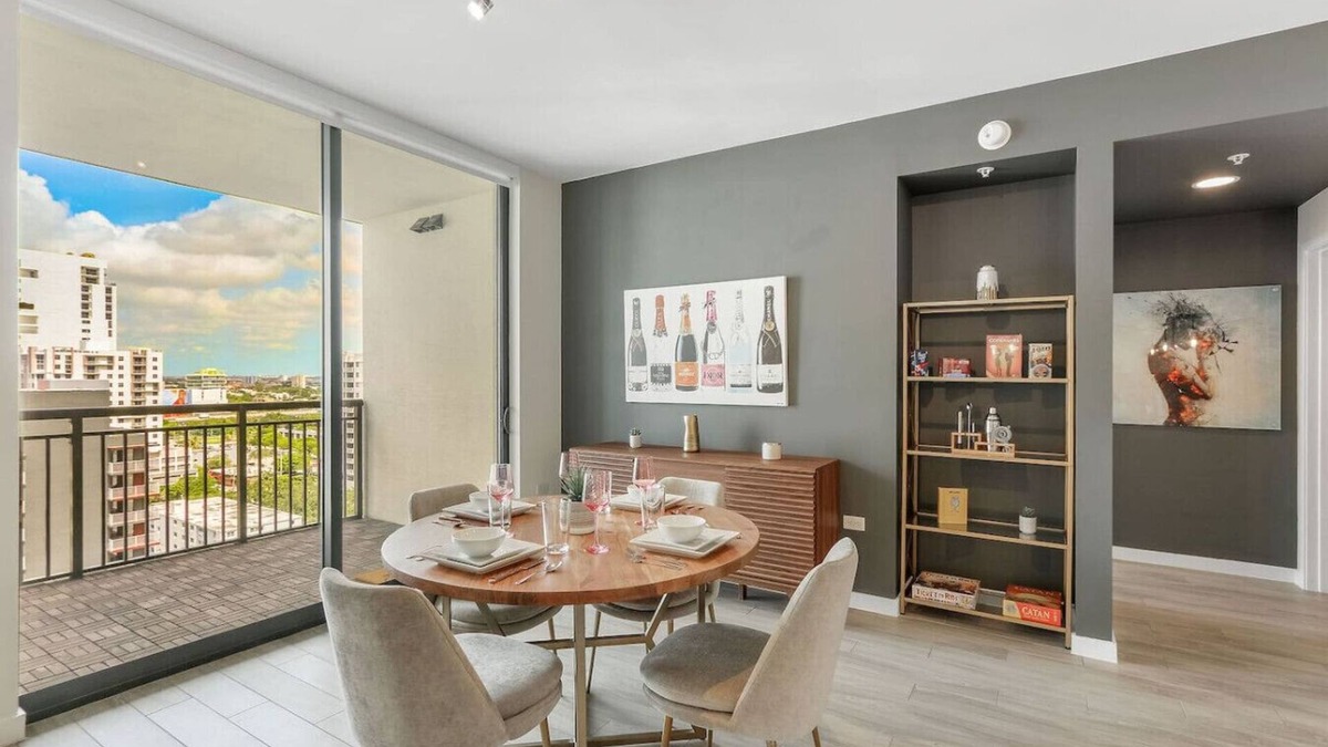 Brickell Apartment | Urban Oasis in Brickell Miami w/WFH setup Parking