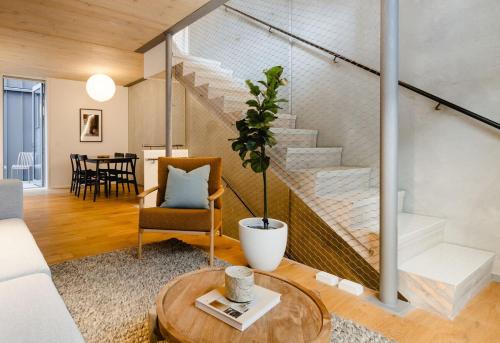 Te Aro Apartment | Urban Oasis - Spacious 3BR Townhouse w Terrace