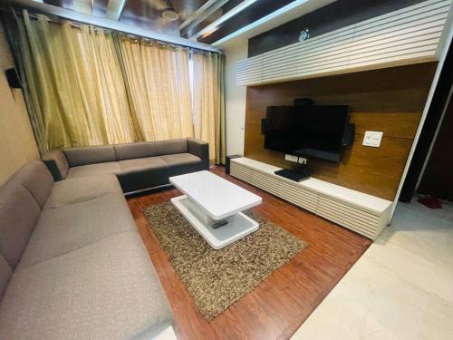 Chittaranjan Apartment | Urban Oasis: Stylish Retreat