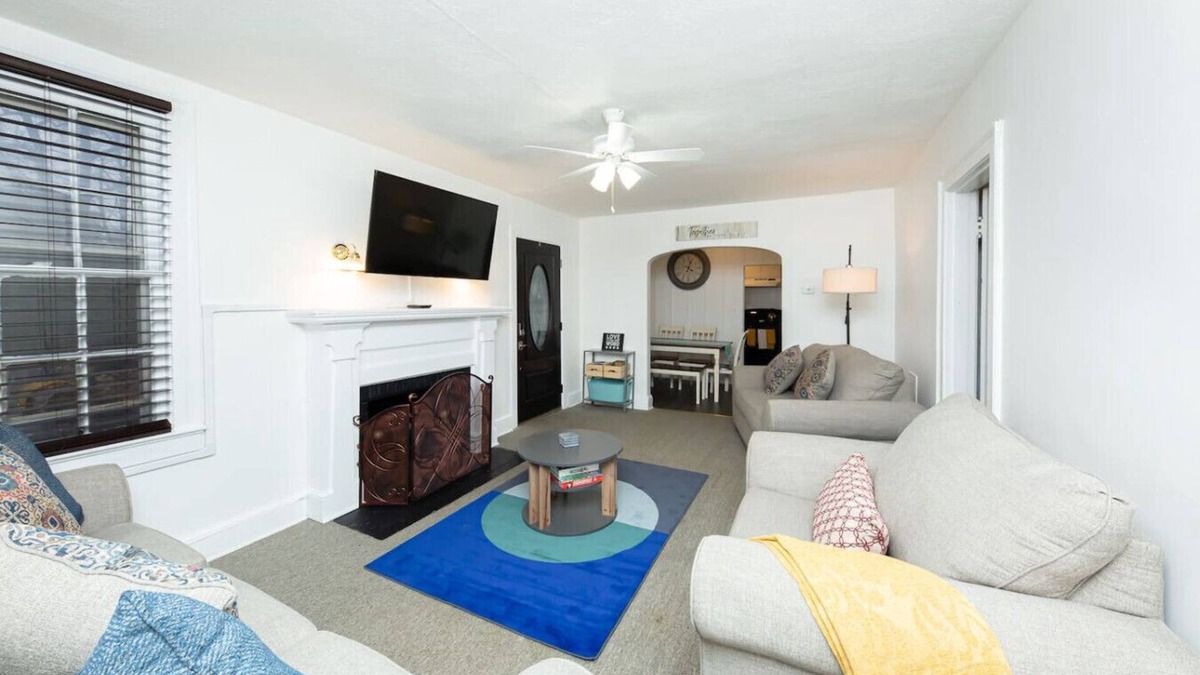 Waycroft - Woodlawn House | Urban Oasis: Vibrant Charm 5 Mins from DC!