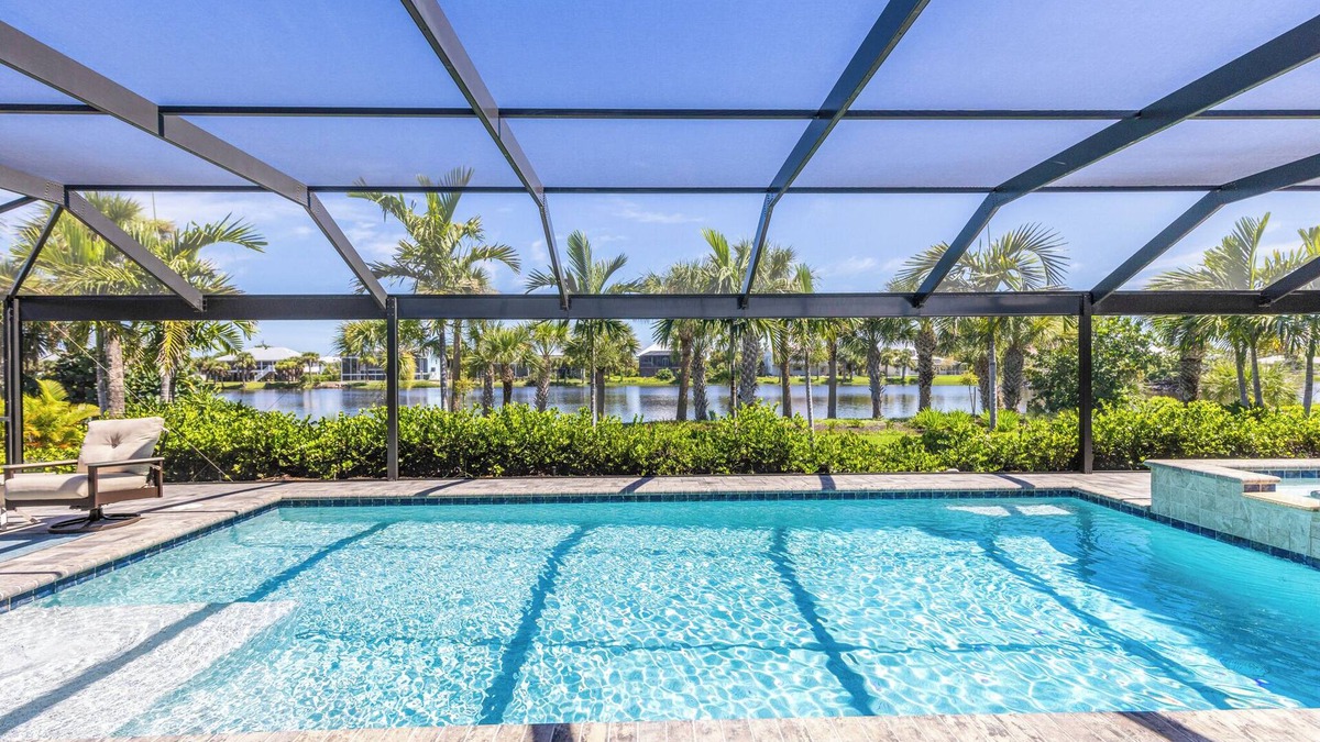 Murex Lakes House | Urlaub Haus, Beautifully Remodeled, Lake-Front Pool Home
