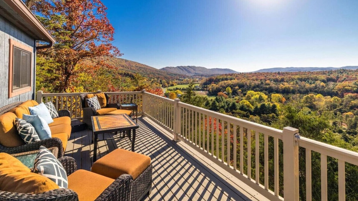 Broadway Apartment | Ursus Slumber -Hot Tub, Stunning Views, 3bdr/2bath