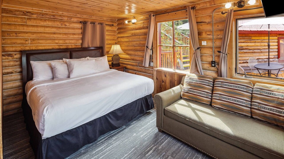 Denali Cabin | Deluxe King w/Sleeper Sofa Dall Suite