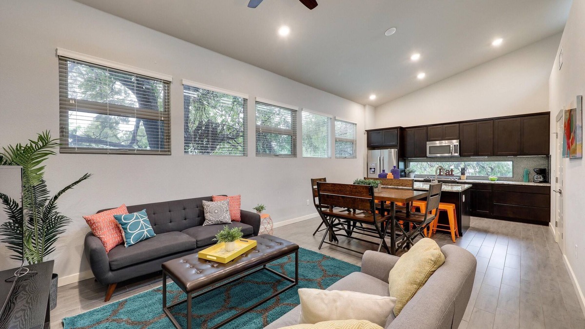 Govalle House | UT Football Fave - Mins to Downtown, Rainey St!